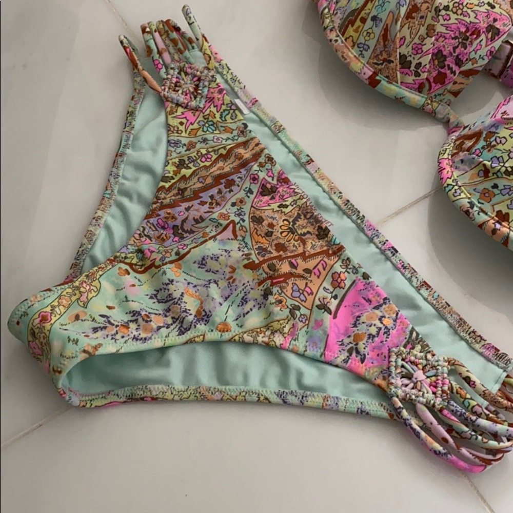 Victoria Secret bikini - Picture 5 of 8